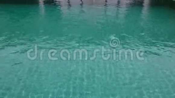 中年男子在酒店游泳池放松和慢慢游泳视频的预览图