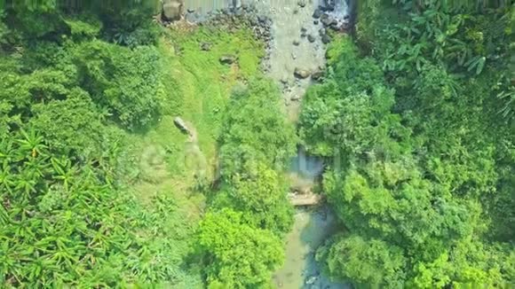 Flycam沿着河流穿过湖泊从瀑布上升起视频的预览图