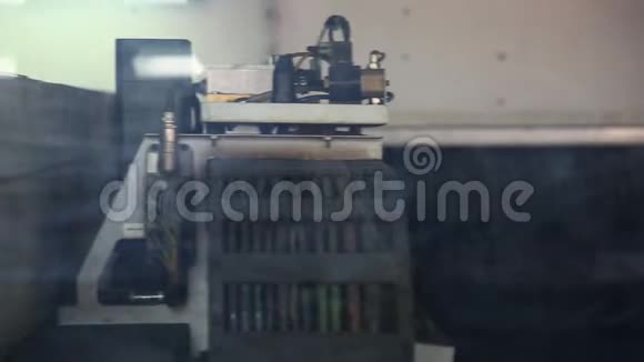 金属切割的机器视频的预览图