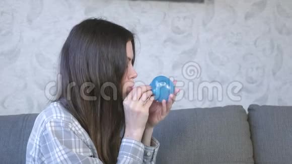 女人从蓝色黏液中膨胀出一个大泡泡玩黏液视频的预览图