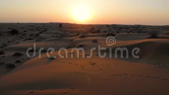 沙漠日落沙丘景观空中镜头视频的预览图