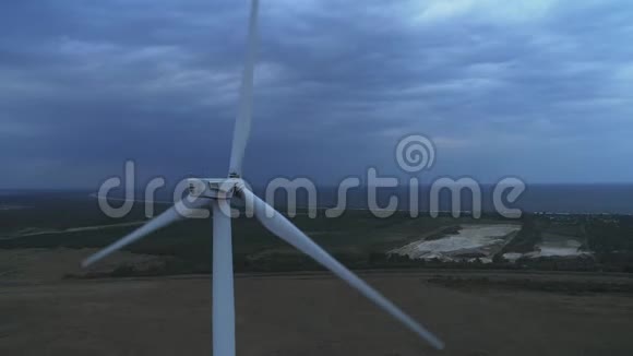 风力涡轮机的空中视图能源生产4k空中拍摄日落日出时用4k无人驾驶飞行器拍摄的画面视频的预览图