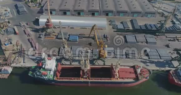 干货船在港口的顶部干货出口运输视频的预览图