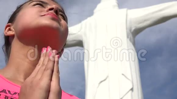 为上帝祈祷的女人视频的预览图