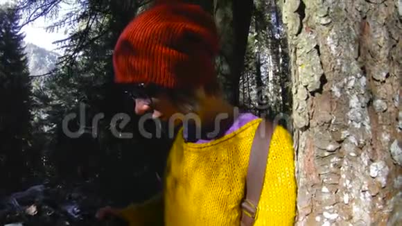 一位积极健康的时髦女摄影师手里拿着相机穿过森林女孩要带走视频的预览图