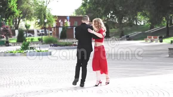 在公园里跳伦巴舞的漂亮情侣视频的预览图