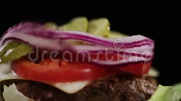 切片洋葱落在汉堡里的蔬菜上视频的预览图