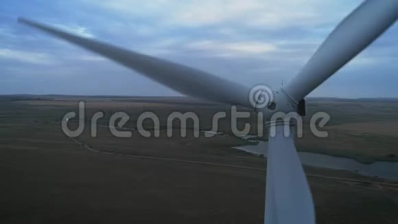 风力涡轮机的空中视图能源生产4k空中拍摄日落日出时用4k无人驾驶飞行器拍摄的画面视频的预览图