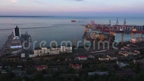 Drone从波坦金台阶和市中心飞往敖德萨海港视频的预览图