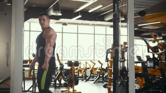 健身室镜子前的肌肉健美者视频的预览图