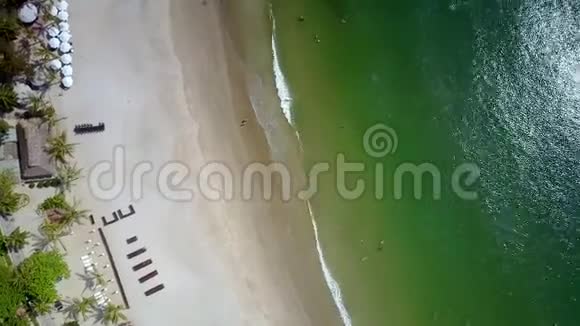 热带海岸海滩上空的钻圈视频的预览图