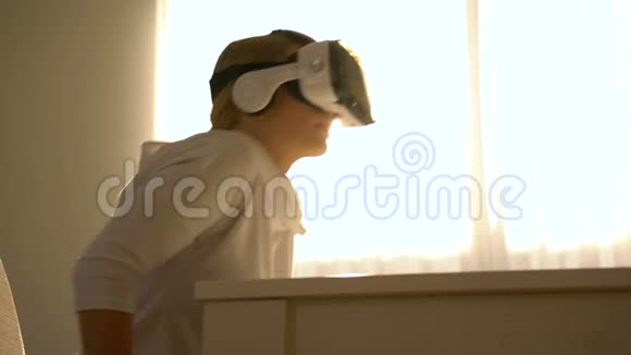 美丽的年轻女性在虚拟现实眼镜学习视频的预览图