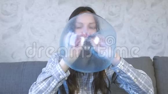 女人从蓝色黏液中膨胀出一个大泡泡玩黏液视频的预览图