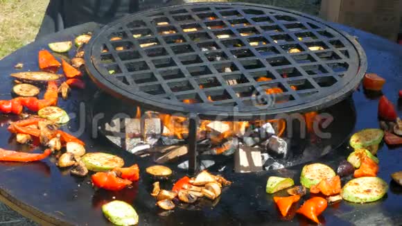 在街头烧烤上煮蔬菜视频的预览图