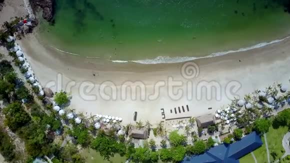 热带海岸酒店被绿色海洋冲刷视频的预览图