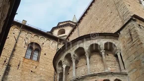 伯加莫老城意大利美丽的城市之一隆巴第大教堂的建筑细节视频的预览图