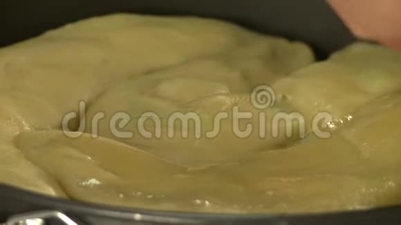 厨师卷面团与苹果切片视频的预览图