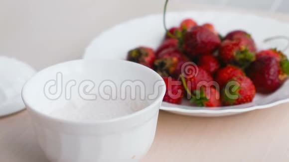 加糖碗的白色盘子上有美味可口的草莓汁视频的预览图