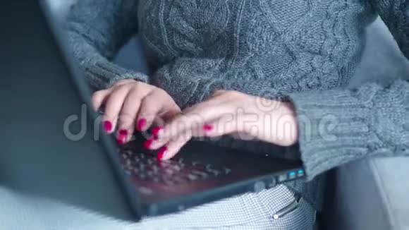 女性使用笔记本电脑搜索网页浏览信息在家有工作场所商务女孩在用笔记本电脑视频的预览图
