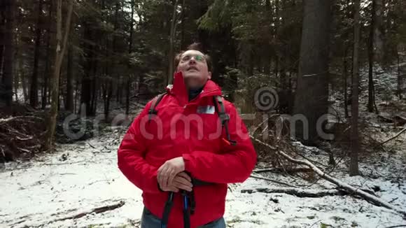 中年男子徒步旅行者在树林中迷失视频的预览图