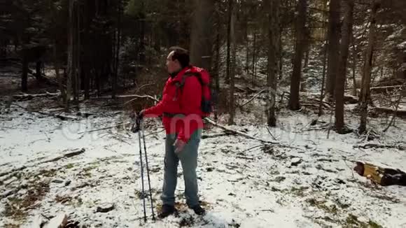 中年男子徒步旅行者在树林中迷失视频的预览图