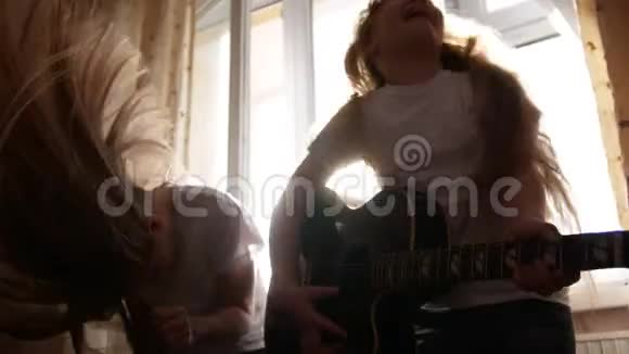 两个女孩子在家门口用乐器演奏硬摇滚乐视频的预览图