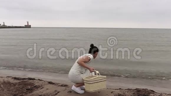 有篮子的女人在海边视频的预览图