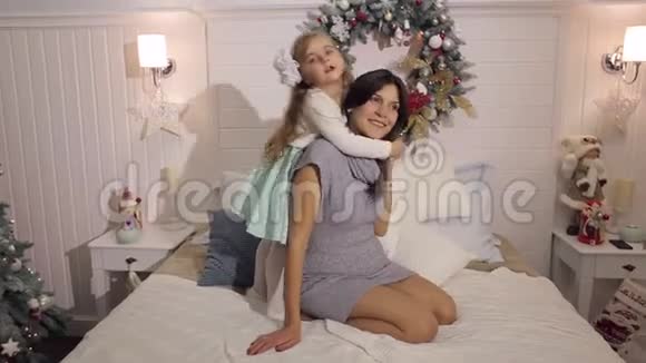 女儿把怀孕的妈妈抱在床上视频的预览图