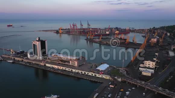 Drone从波坦金台阶和市中心飞往敖德萨海港视频的预览图