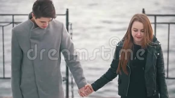 幸福的爱情伴侣一起走在河边视频的预览图