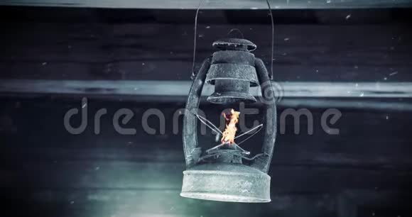 老式煤油油灯挂在木墙上视频的预览图