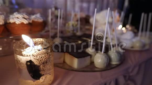 餐馆里的糖果吧孩子们聚会生日点燃的蜡烛桌子上的烛台上燃烧的蜡烛视频的预览图