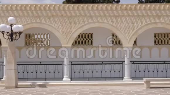 突尼斯莫纳斯蒂尔的哈比卜布尔吉巴广场HabibBourguiba上的一排排带拱门的圆柱全景洋娃娃射击外景视频的预览图