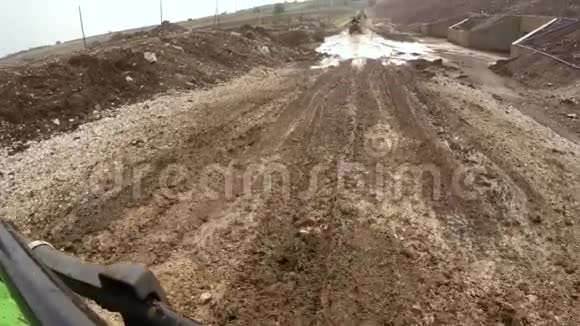 ATV在越野泥泞的泥土上行驶视频的预览图