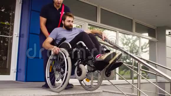 帮助一个残疾人的男人视频的预览图