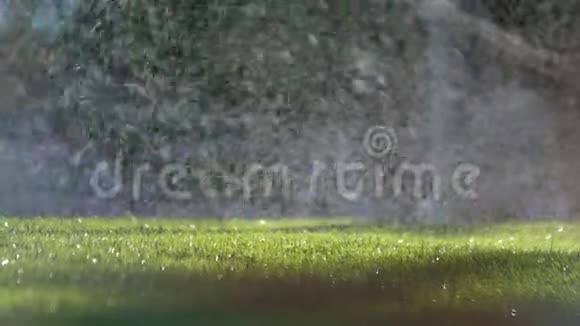公共公园用密集喷水喷洒草地的遥射视频的预览图