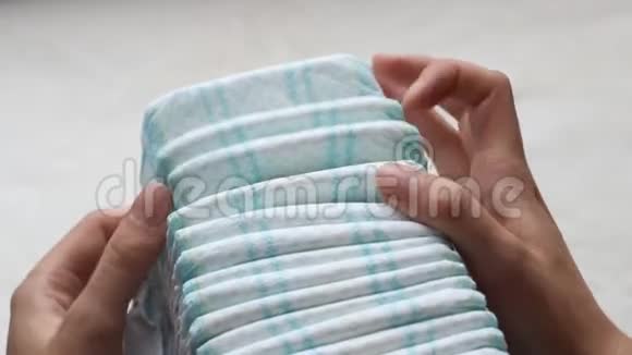 母亲为孩子清点尿布全套婴儿尿布特写视频的预览图