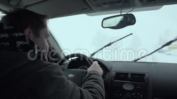 在雪地里驾驶的侧射视频的预览图