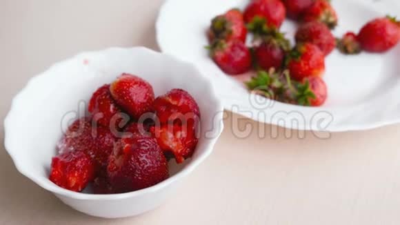 在两个白色盘子里美味可口的草莓汁视频的预览图