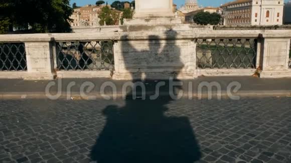 罗马圣安杰洛城堡桥上天使的影子视频的预览图