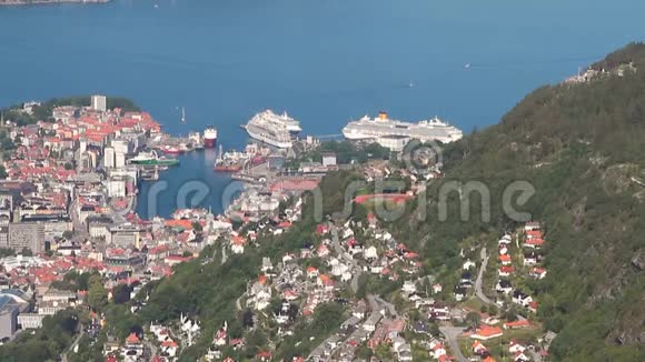 城市海港和邮轮在港口挪威卑尔根视频的预览图