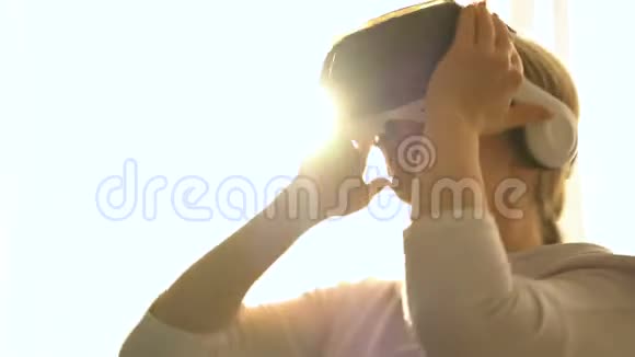 漂亮的年轻女性戴着虚拟现实眼镜跳舞视频的预览图