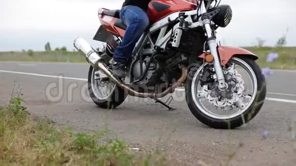 一个骑摩托车的人停在路边视频的预览图