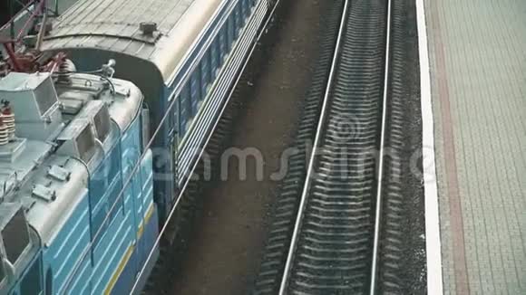 列车到达车站站台运输和后勤背景视频的预览图
