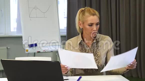 成熟的商业女性在检查文件时显得迷茫视频的预览图