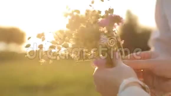 女性和男性手捧野花束视频的预览图