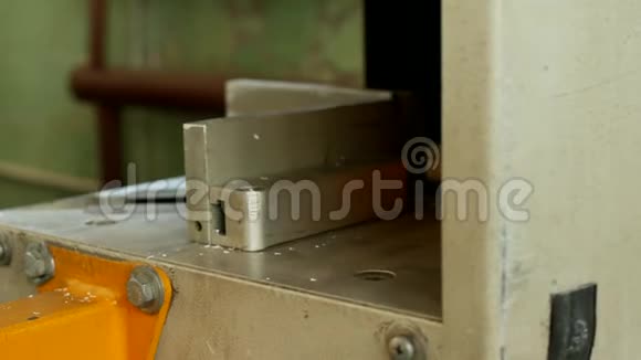 生产PVC窗机器工具粘合PVC型材窗角特写台架焊接视频的预览图