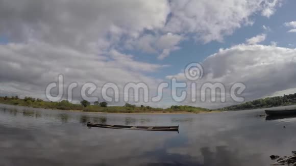 一艘沉没的船在湖上的时间流逝视频的预览图