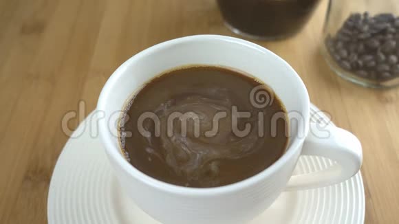 用牛奶搅拌咖啡杯视频的预览图