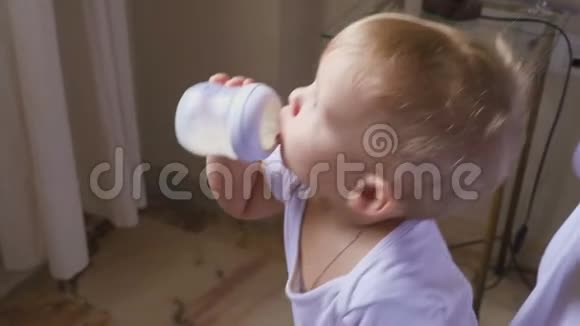 一个耳朵大的婴儿在喝他的奶瓶视频的预览图
